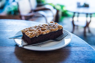 Beyaz tabakta browni keki, Tayland.