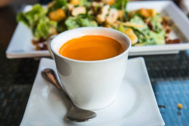 Beyaz fincanlı sıcak süt çayı, Tayland.