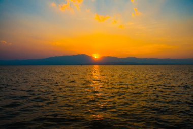 Kwan Phayao Gölü 'nde gün batımı, Tayland.