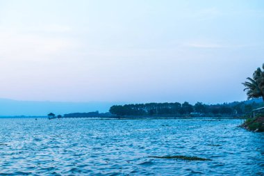 Kwan Phayao Gölü 'nde gün batımı, Tayland.