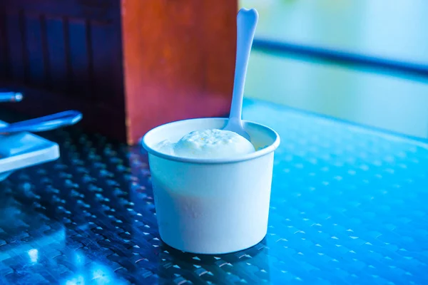白い紙コップが付いている白いアイス クリーム — ストック写真