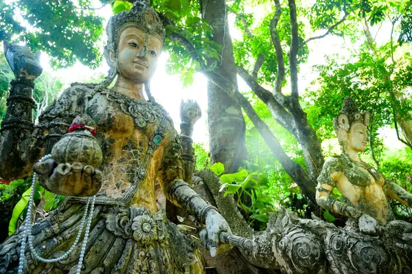 Αρχαίο Άγαλμα Καλυμμένο Βρύα Στο Wat Pha Lat Ταϊλάνδη — Φωτογραφία Αρχείου