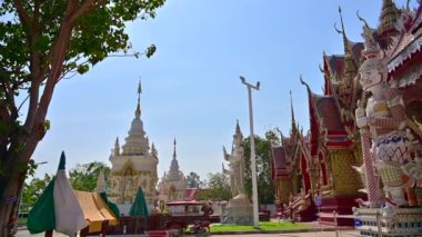 Wat Sri Uthumphon, Tayland 'ın Nakhon Sawan eyaletindeki güzel sıva işçiliğiyle süslenmiş bir tapınaktır..