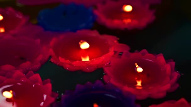 Blumenförmige Kerzen Schweben Auf Der Wasseroberfläche Wurde Für Den Gottesdienst — Stockvideo