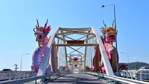 Most Dechatiwong Jest Ozdobiony Smoczymi Figurkami Latarni Podczas Chińskiego Festiwalu — Wideo stockowe