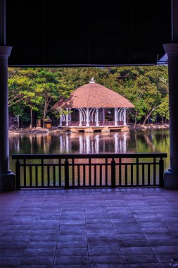 Göl kenarındaki güzel dinlenme evi, Tayland.