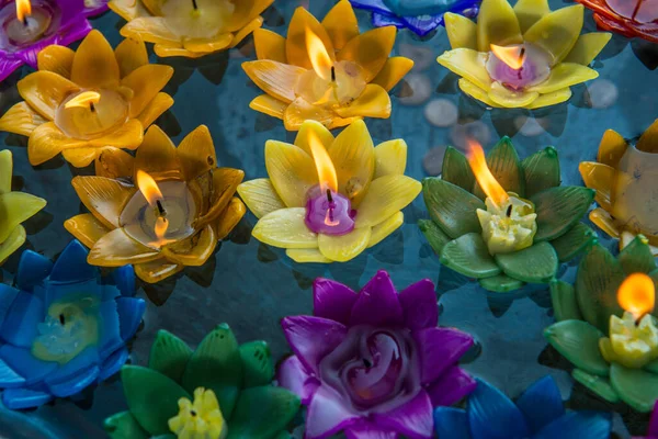 Bougies Aux Fleurs Sur Eau Thaïlande — Photo