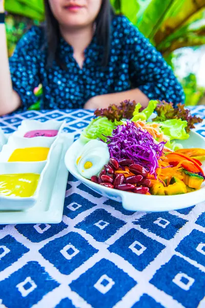 Masada soslu tavuk salatası, Tayland.