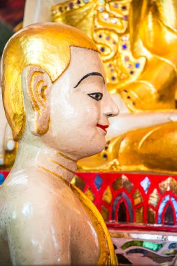 Hua Wiang Tai tapınağındaki beyaz keşiş heykeli, Tayland.