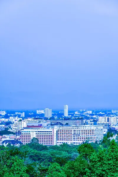 Mavi gökyüzü olan Chiangmai şehri, Tayland.