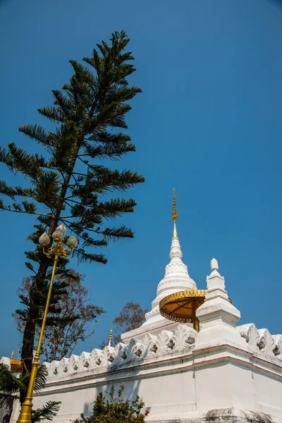 Tayland 'ın Nan şehrinde beyaz pagoda.