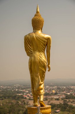 Phra 'da yürüyen altın Buda heykeli. Khao Noi tapınağı, Tayland.