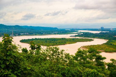 Tayland 'ın Chiang Saen şehrindeki Mekong nehrinin en üst manzarası..