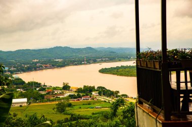 Tayland 'ın Chiang Saen şehrindeki Mekong nehrinin en üst manzarası..