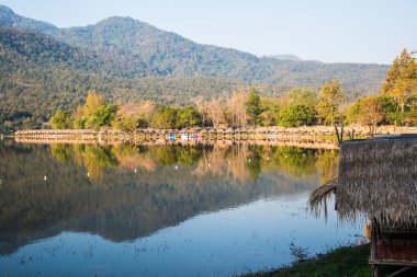 Tayland 'ın Chiangmai ilindeki Huay Tueng Tao gölünün manzara manzarası.