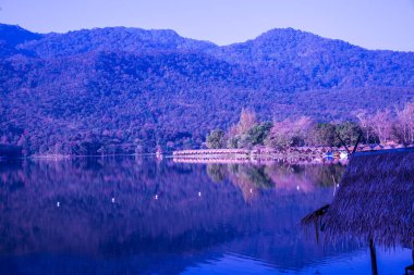 Tayland 'ın Chiangmai ilindeki Huay Tueng Tao gölünün manzara manzarası.