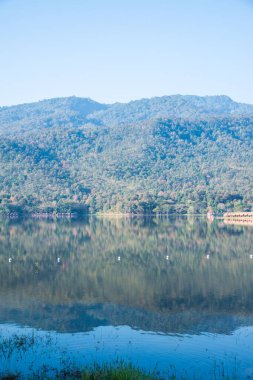 Tayland 'ın Chiangmai ilindeki Huay Tueng Tao gölünün manzara manzarası.