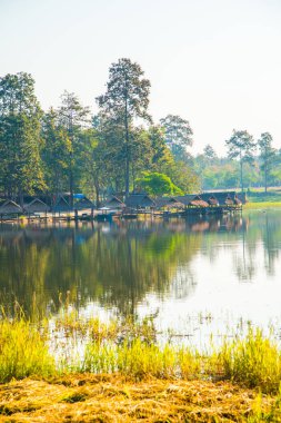 Tayland 'ın Chiangmai ilindeki Huay Tueng Tao gölünün manzara manzarası.