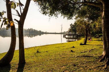 Tayland 'ın Chiangmai ilindeki Huay Tueng Tao gölünün manzara manzarası.