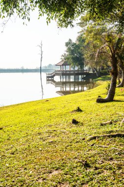 Tayland 'ın Chiangmai ilindeki Huay Tueng Tao gölünün manzara manzarası.