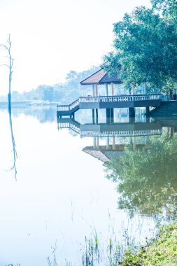 Tayland 'ın Chiangmai ilindeki Huay Tueng Tao gölünün manzara manzarası.