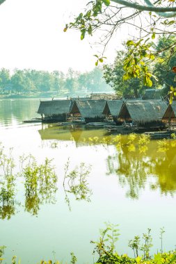 Tayland 'ın Chiangmai ilindeki Huay Tueng Tao gölünün manzara manzarası.