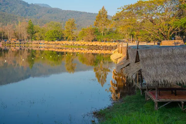 Tayland 'ın Chiangmai ilindeki Huay Tueng Tao gölünün manzara manzarası.