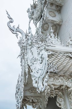 Tayland 'daki Rong Khun tapınağında kalıp sanatıyla dekorasyon..