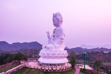 Güzel Guan Yin heykeli Huay Pla Kang tapınağında, Tayland.