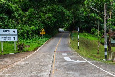 Tayland 'daki dağda küçük bir yol.