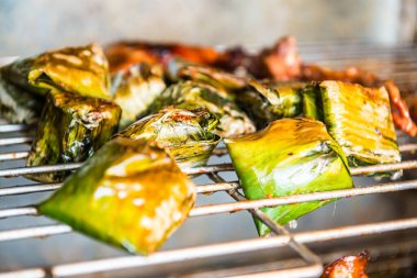 Izgara mayalanmış domuz eti ve muz yaprağı ızgara, Tayland.