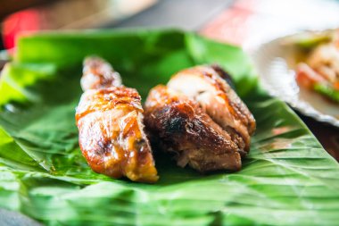 Tayland 'da muz yaprağında ızgara tavuk..