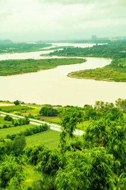 Tayland 'ın Chiang Saen şehrindeki Mekong nehrinin en üst manzarası..
