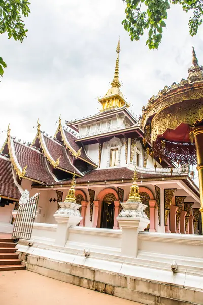 Chiangmai, Tayland 'daki Darabhirom Ormanı Manastırı' ndan Phra Chao Than Jai Mondop.