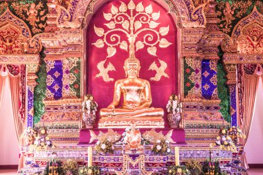 Prayodkhunpol 'deki güzel Buda heykeli Wiang Kalong Tapınağı, Tayland.