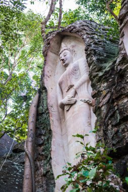 Huai Pha Kiang tapınağında kayalara Buda sanatı oymak, Tayland.