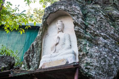 Huai Pha Kiang tapınağında kayalara Buda sanatı oymak, Tayland.