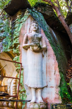 Huai Pha Kiang tapınağında kayalara Buda sanatı oymak, Tayland.
