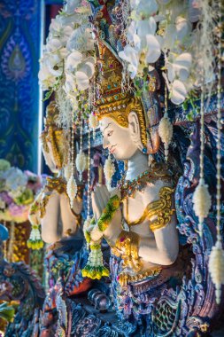 Tayland tarzı melek heykeli tapınakta, Tayland.