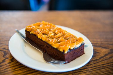 Beyaz tabakta browni keki, Tayland.