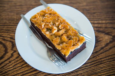 Beyaz tabakta browni keki, Tayland.