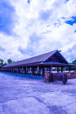 Tayland Cherntawan Uluslararası Meditasyon Merkezi 'ndeki güzel ahşap bina..