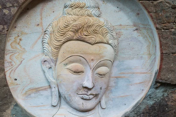 Huai Pha Kiang tapınağında kayalara Buda sanatı oymak, Tayland.