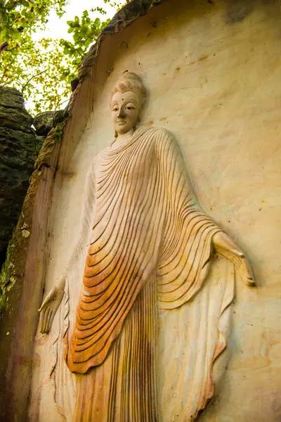 Huai Pha Kiang tapınağında kayalara Buda sanatı oymak, Tayland.