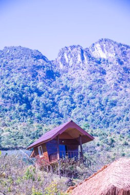 Tayland 'da dağ manzaralı küçük bir ev..