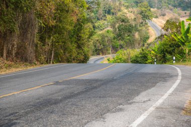 Tayland 'ın Phayao eyaletinde dağdaki yol.