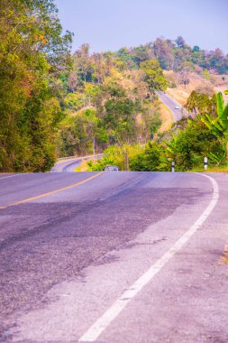 Tayland 'ın Phayao eyaletinde dağdaki yol.