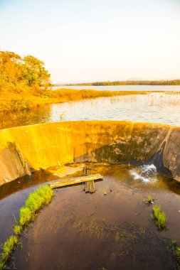 Mae Tam rezervuarının beton sızıntısı, Tayland.