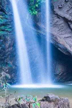 Tayland 'ın Chiangmai ilinde Mork Fa şelalesi.