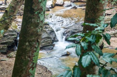 Mork Fa Şelalesi 'nde su akıyor, Tayland.